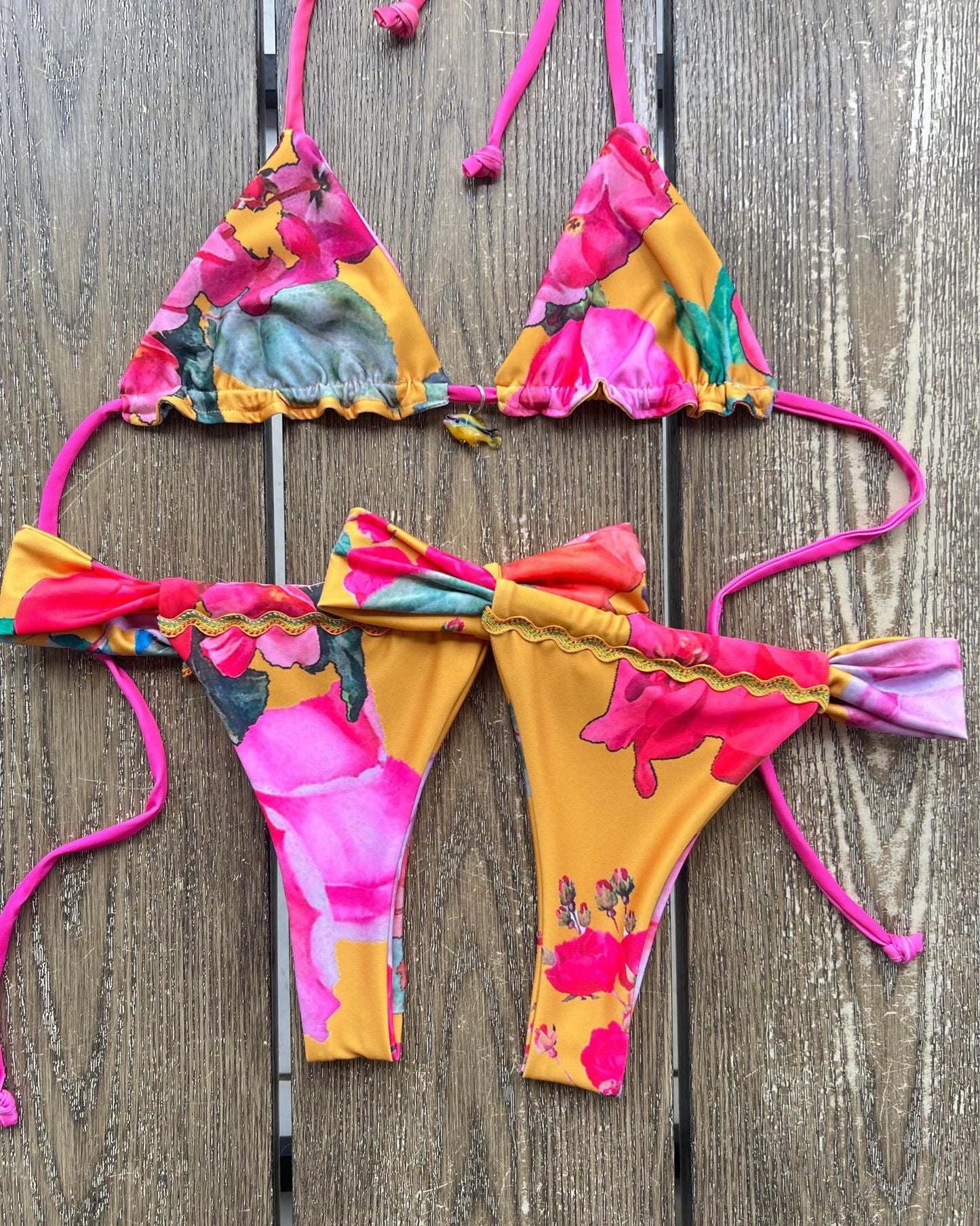 Bikini Set: Top Triangular con Pichi + Brasil Bottom con adorno